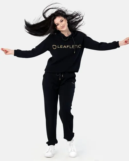 Felpa corta con cappuccio e pantaloni jogger da donna